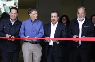 Bill Gates y Slim inauguran centro de biociencias para maíz y trigo en México