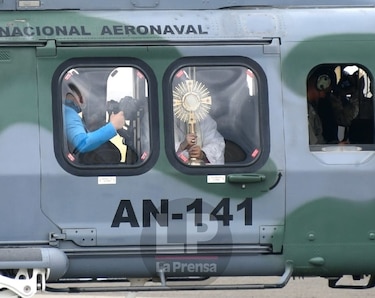 Comunidad católica celebra la Pascua de Resurrección; Ulloa hace recorrido aéreo