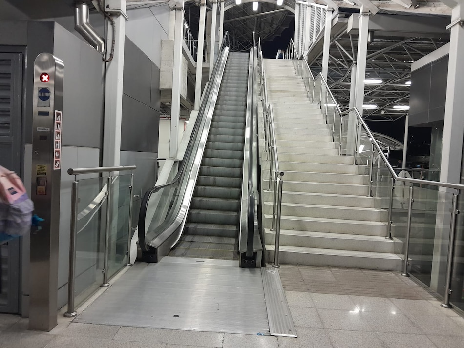Usuarios con movilidad reducida piden que las escaleras del Metro estén operativas