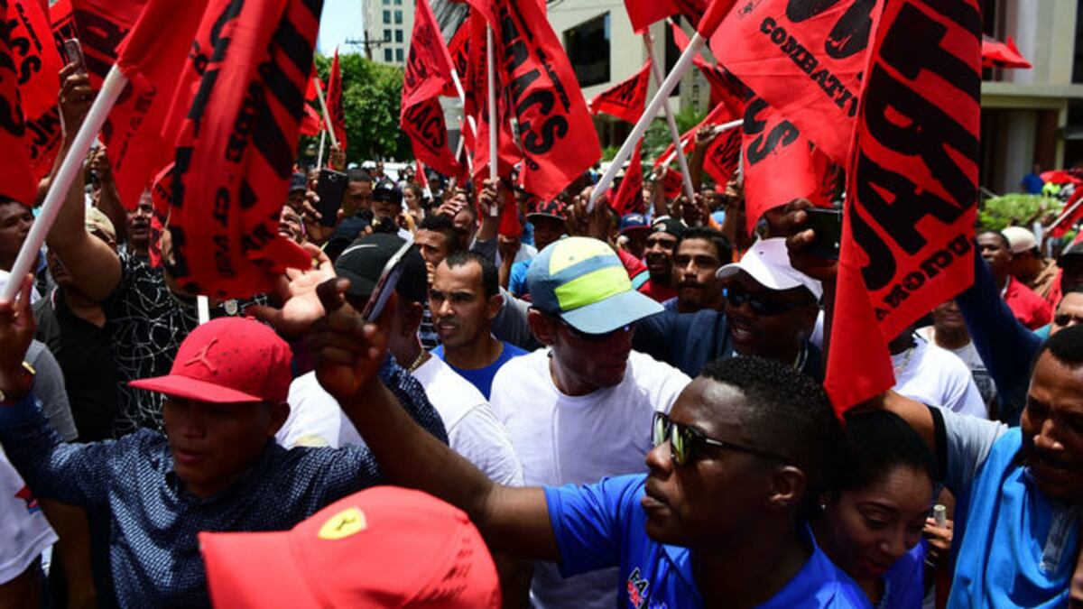Los obreros reciben los 50 dólares del fondo de huelga.