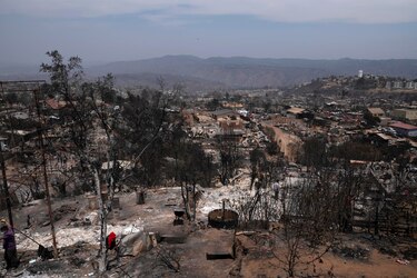 Chile combate 165 incendios activos en 10 regiones del país en otro verano mortal