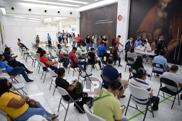 Trabajadores de restaurantes y hoteles son vacunados contra la Covid-19