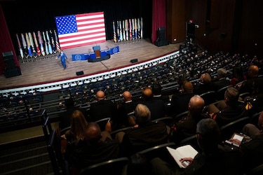 ‘Ninguna de nosotras pidió jamás un trato especial’: veteranas del ejército responden al secretario de Defensa, Pete Hegseth