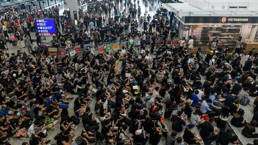 Aeropuerto de Hong Kong suspende registros de pasajeros