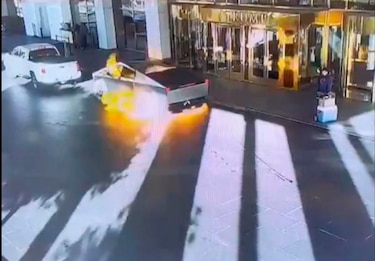 El Cybertruck que explotó en Las Vegas iba cargado de cilindros de gas, combustible y morteros