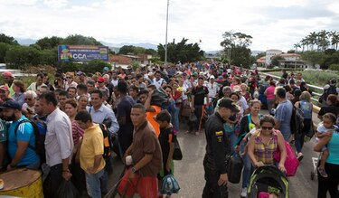 Reportan masivo paso de venezolanos en frontera con Colombia