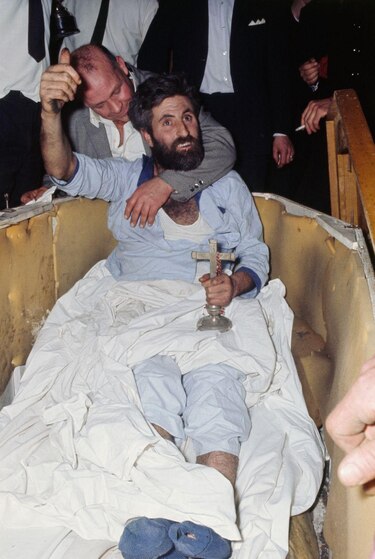 La fascinante historia del irlandés que pasó 61 días enterrado en un ataúd