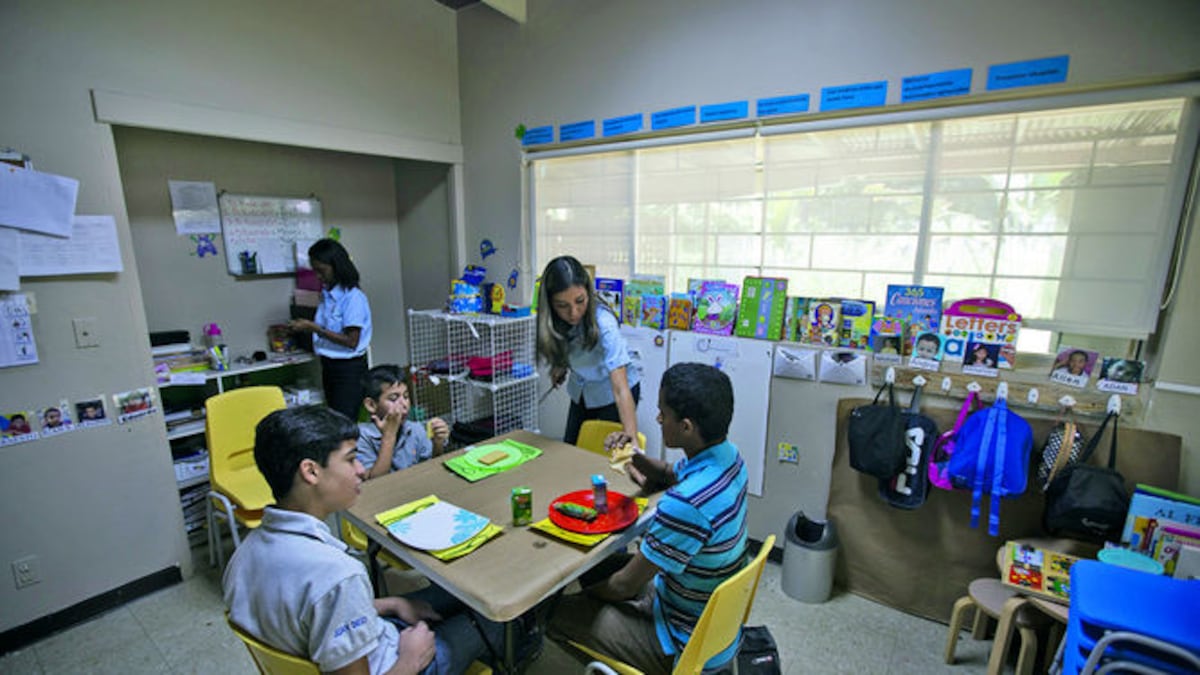 La hora de merendar también es ocasión para reforzar conductas adecuadas durante las horas de terapia en la fundación. La maestra y su asistente guían a los chicos, propiciando su i