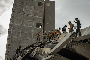 Continúan los intentos de rescatar supervivientes seis días después de sismos en Venezuela
