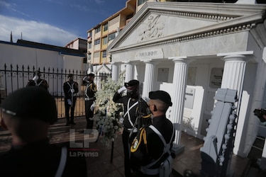 Rinden honores a los próceres de la Patria y a los fallecidos por Covid-19
