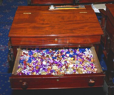 El ‘escritorio de los dulces’: el arma secreta de los senadores de Estados Unidos