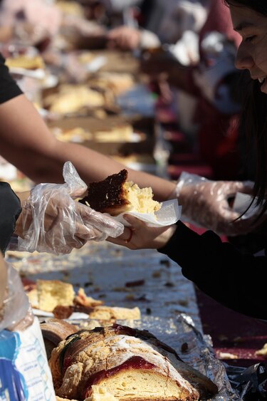 Ciudad de México parte megarrosca de Reyes con 15,000 rebanadas y reparte 250,000 libros