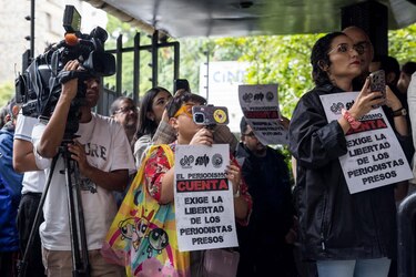 Al menos 23 periodistas permanecen detenidos y más de 60 medios siguen bloqueados en Venezuela