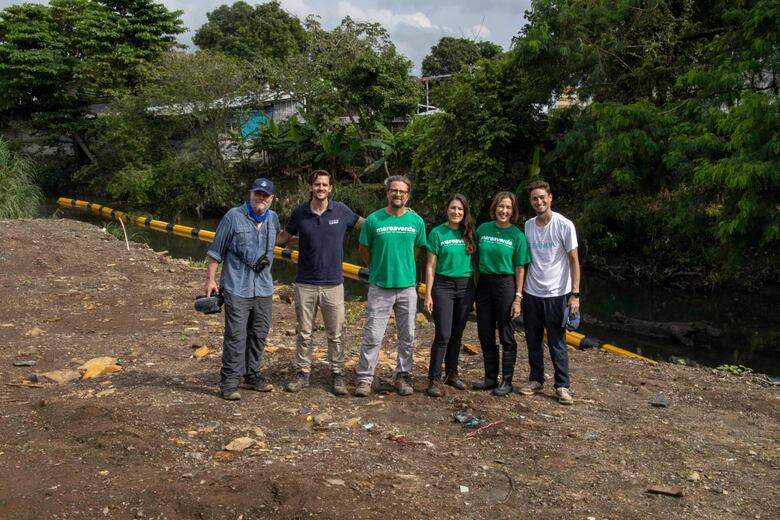 El río Abajo estrena barrera flotante para frenar contaminación plástica rumbo al mar