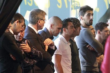 Jugadores del Barcelona rinden emotivo homenaje a Vilanova