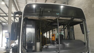 Vandalizan dos unidades de MiBus durante protestas contra las reformas constitucionales