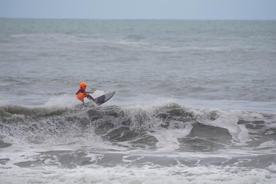Brad Arosemena arrasa en Playa Venao y gana una triple corona