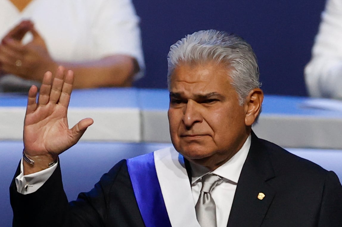 El presidente de Panamá, José Raúl Mulino, toma juramento durante su investidura este lunes, en la Ciudad de Panamá (Panamá). EFE/ Bienvenido Velasco
