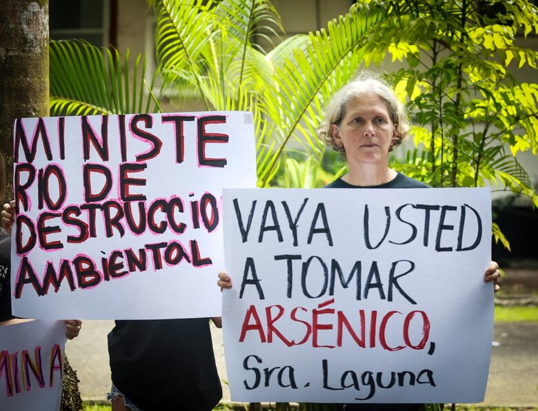 Ambientalistas protestan en la sede de Miambiente; se oponen a la extracción de oro en cerro Quema
