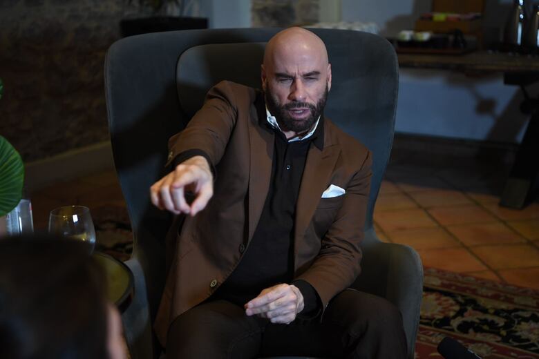 Entre risas, aviones y por supuesto, uno que otro paso a lo ‘Grease’: 10 minutos con John Travolta