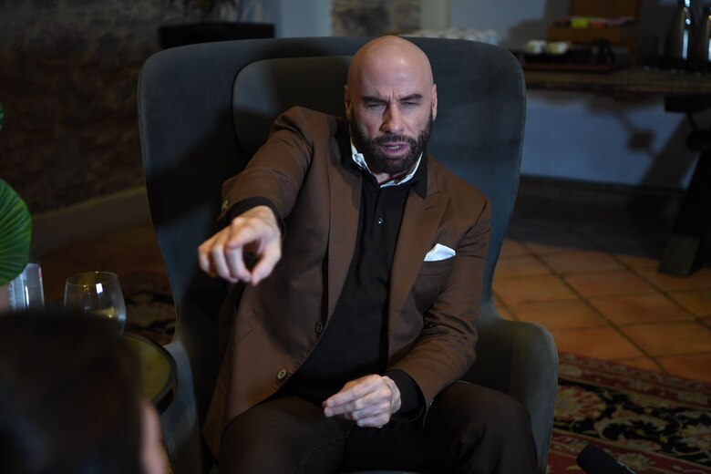 Entre risas, aviones y por supuesto, uno que otro paso a lo ‘Grease’: 10 minutos con John Travolta