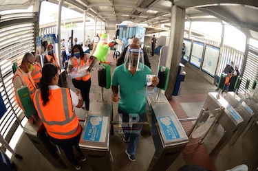 A partir de este lunes es obligatorio el uso de la pantalla facial en el transporte público