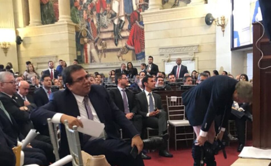 Senador Mockus muestra las nalgas durante instalación del Congreso