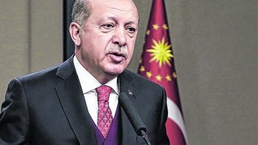 Turquía purga a más de 2 mil funcionarios