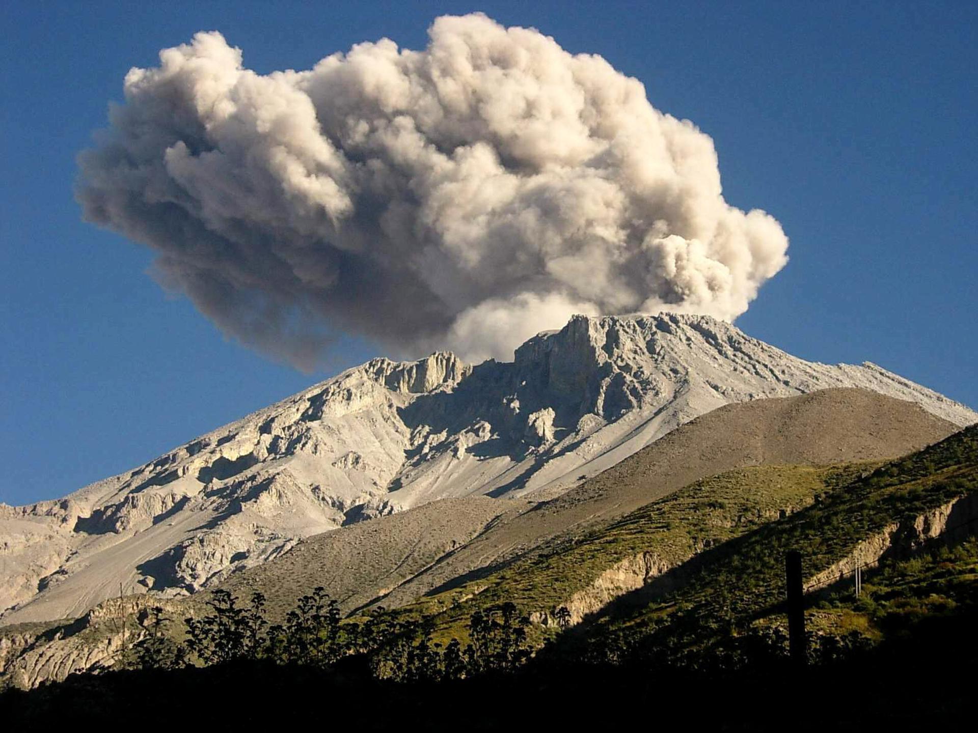 El volcán peruano Ubinas inicia etapa explosiva