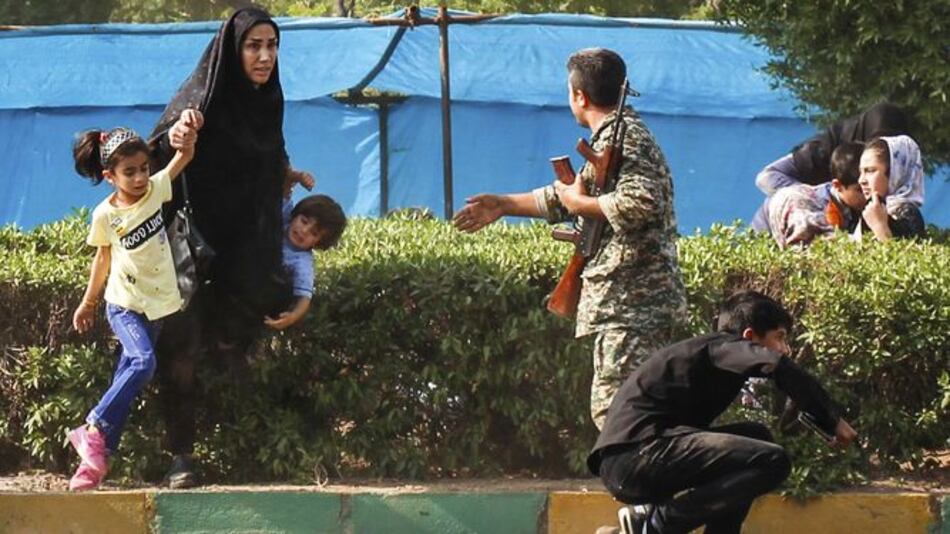 Ataque durante desfile militar en Irán causa 24 muertos