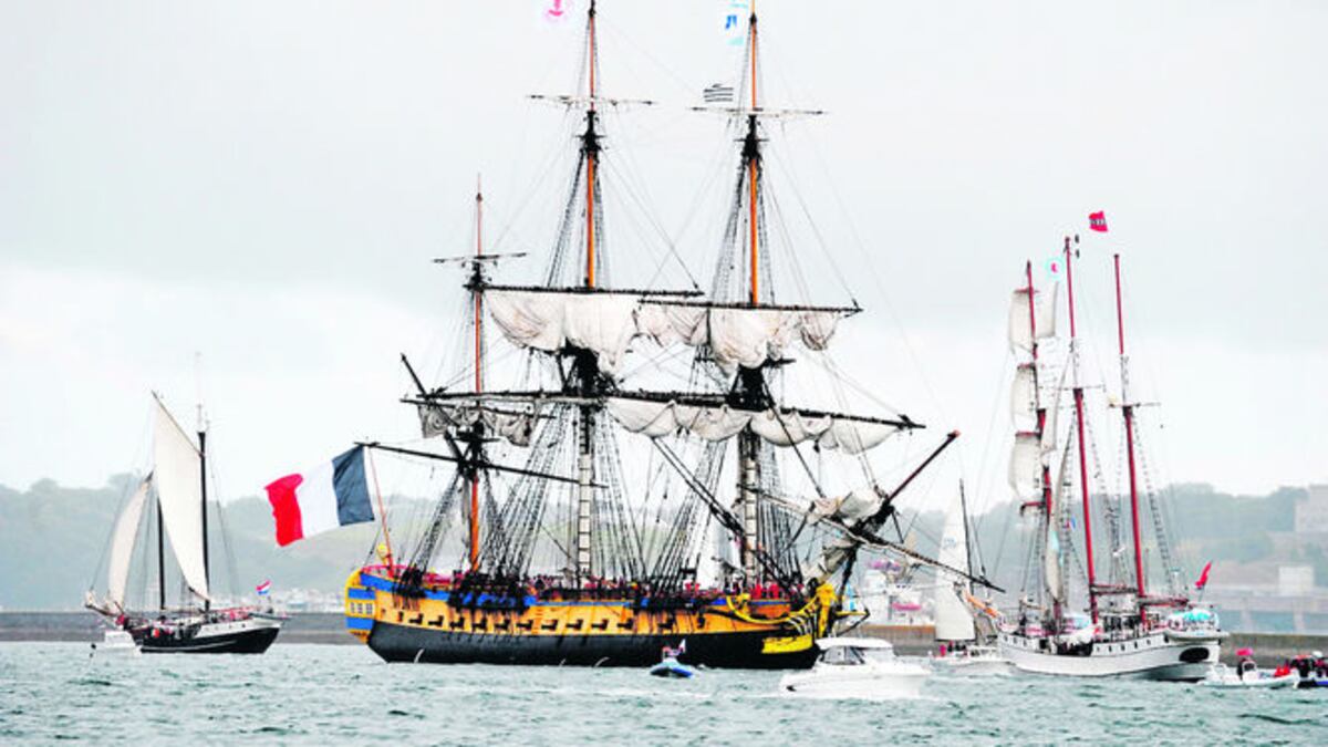 El ‘Hermione’, réplica de la fragata de 65 metros que llevó en 1780 al marqués de La Fayette a luchar en lo que sería Estados Unidos de América, está también de gala.