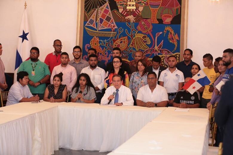 Presidente de la Asamblea se compromete a dialogar con los jóvenes que protestan