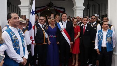 Panamá le rinde homenaje a los símbolos patrios