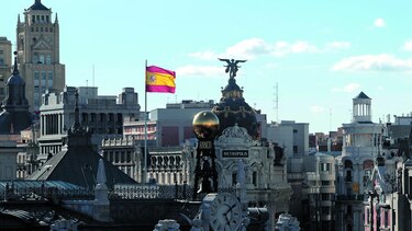 Fitch mejora nota a España