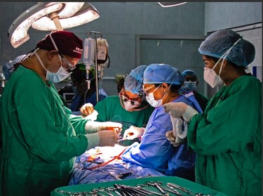 Tumor hepático eliminado con tecnología de fluorescencia avanzada en el Hospital del Niño