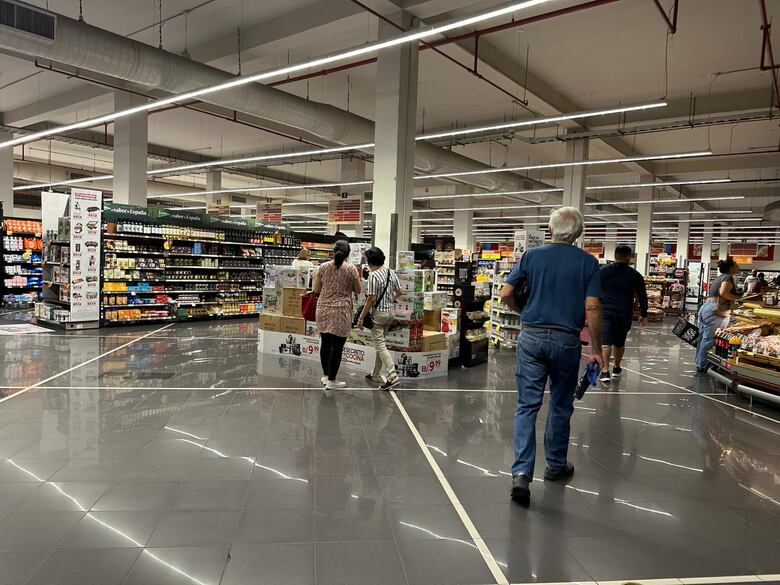 Precios al consumidor subieron 1.5% en febrero por alza en transporte, combustible, restaurantes y alimentos