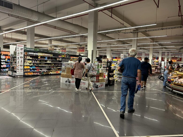 Precios al consumidor subieron 1.5% en febrero por alza en transporte, combustible, restaurantes y alimentos