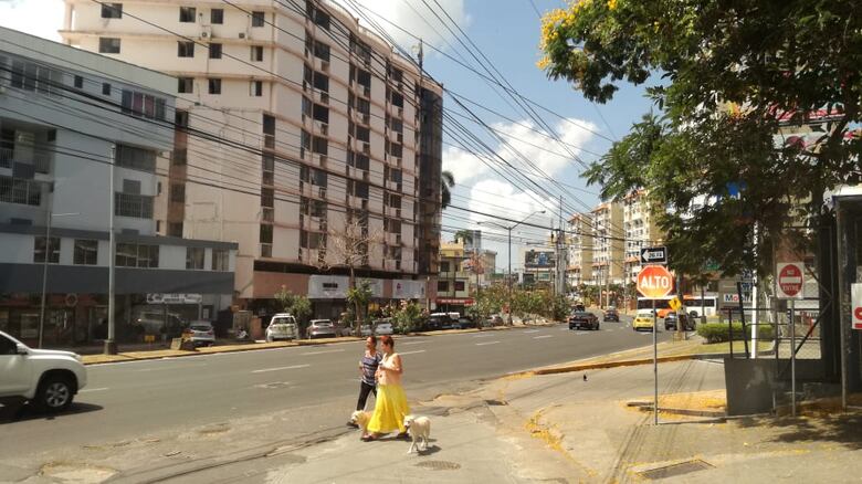 La capital no se detiene: el tráfico se mantiene activo, y la gente sigue en las calles