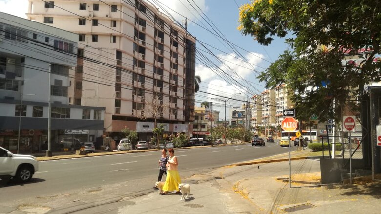 La capital no se detiene: el tráfico se mantiene activo, y la gente sigue en las calles