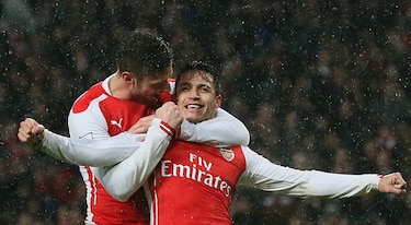 Alexis Sánchez guía al Arsenal, que recupera el terreno perdido