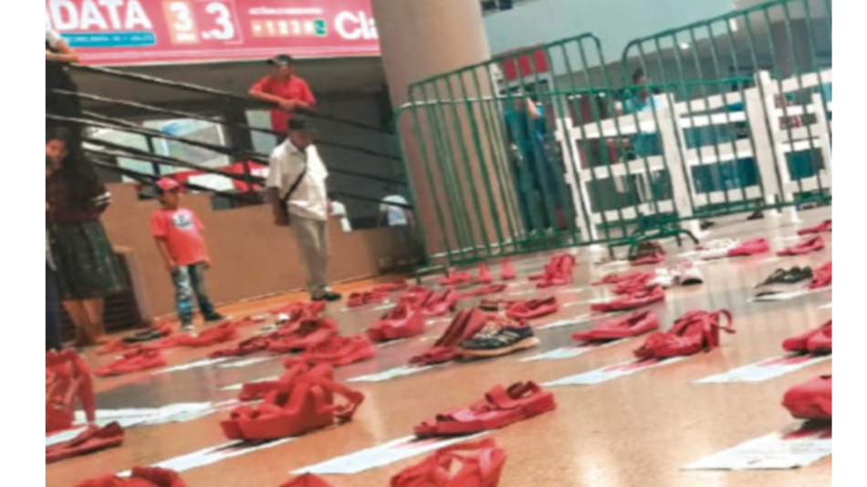 Zapatos rojos para sensibilizar sobre violencia contra la mujer