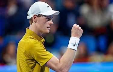 Jannik Sinner avanza firme y ya está en cuartos de Doha