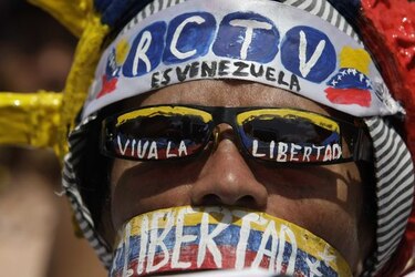Venezolanos salen a las calles para defender la libertad de expresión
