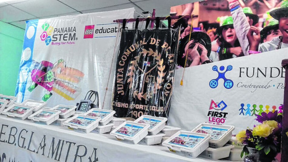 Escuela de La Chorrera recibe equipo de robótica