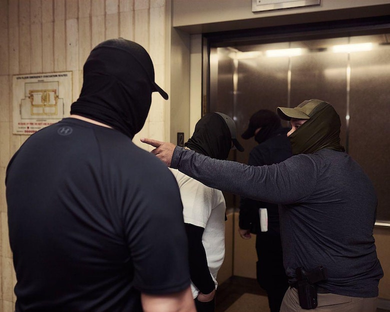 La advertencia de la secretaria de seguridad nacional de Estados Unidos a la NFL por elegir a Bad Bunny para actuar en el Super Bowl: ‘No van a poder dormir en las noches’