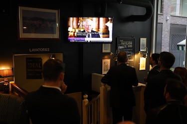 El rey Carlos III ‘renueva la promesa de servicio’ de su madre Isabel II