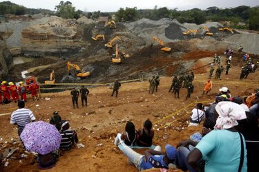 Decenas de socorristas buscan sin tregua a 13 mineros sepultados en Colombia