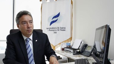 ‘Es más importante un seguro que un celular’