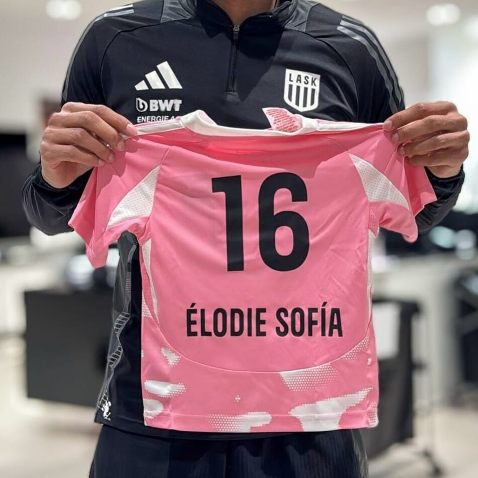 El futbolista panameño Andrés Andrade da la bienvenida a su hija