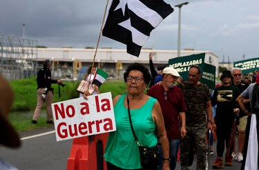 Cientos de puertorriqueños protestan contra las maniobras militares de Estados Unidos en la isla